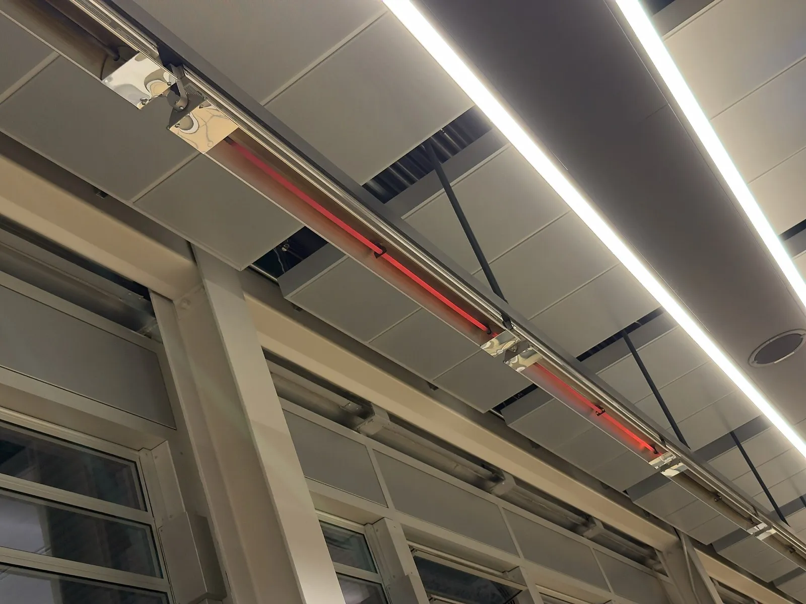 Panneaux radiants au plafond d’un bâtiment
