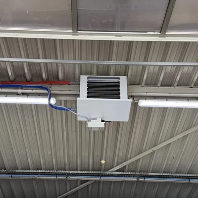 Aérotherme gaz au plafond d’un hall industriel
